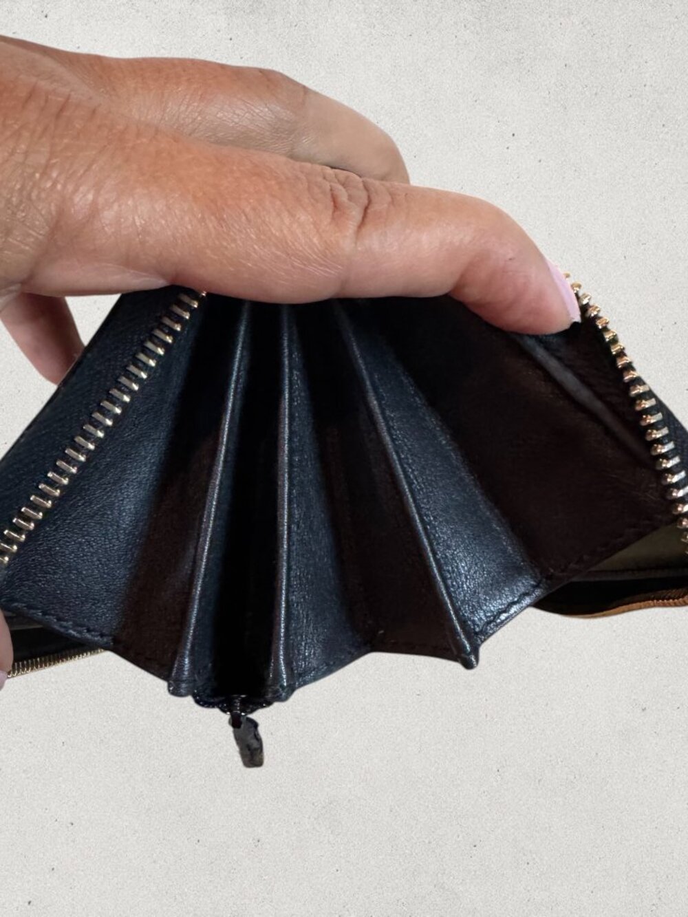 GUCCI Guccissima Leather Zip-Around Wallet. P0087 - Picture 8 of 15